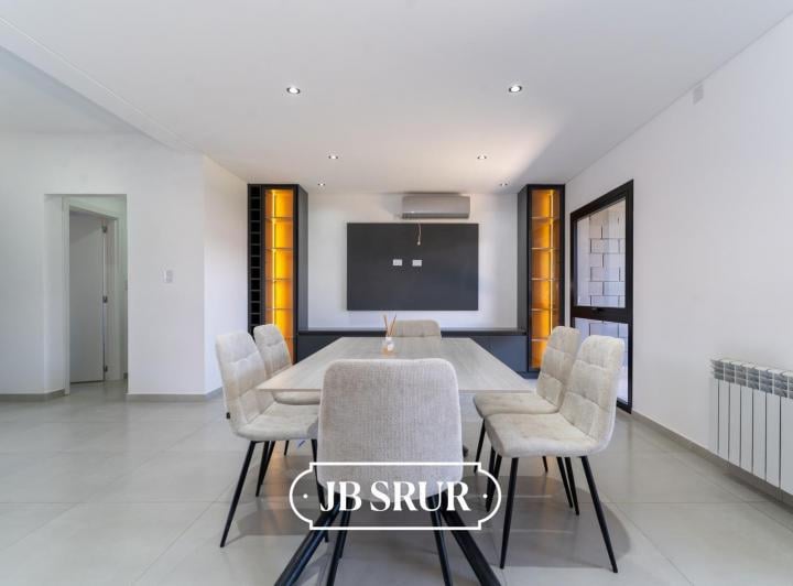 Casa · 210m² · 6 Ambientes · 2 Cocheras