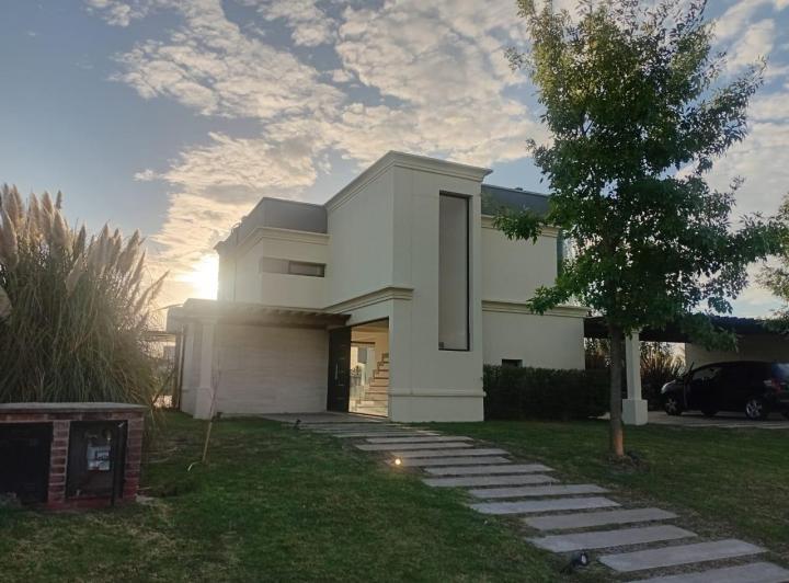 Casa · 165m² · 7 Ambientes · 2 Cocheras