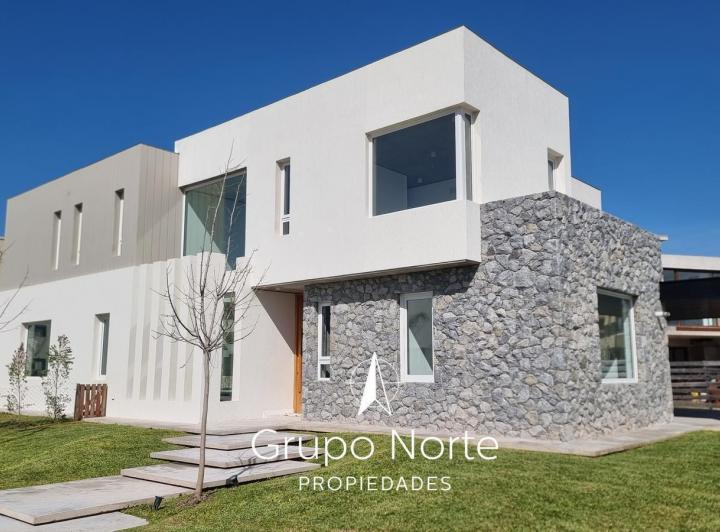 Casa · 250m² · 6 Ambientes · 1 Cochera