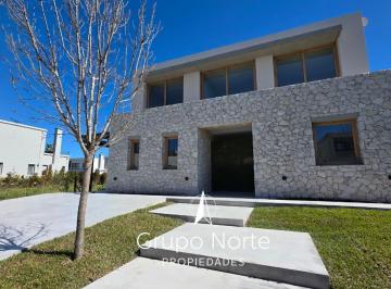 Casa · 317m² · 6 Ambientes · 3 Cocheras · Casa en Venta en Nordelta, Barrio Carpinchos. con Orientación Noreste.