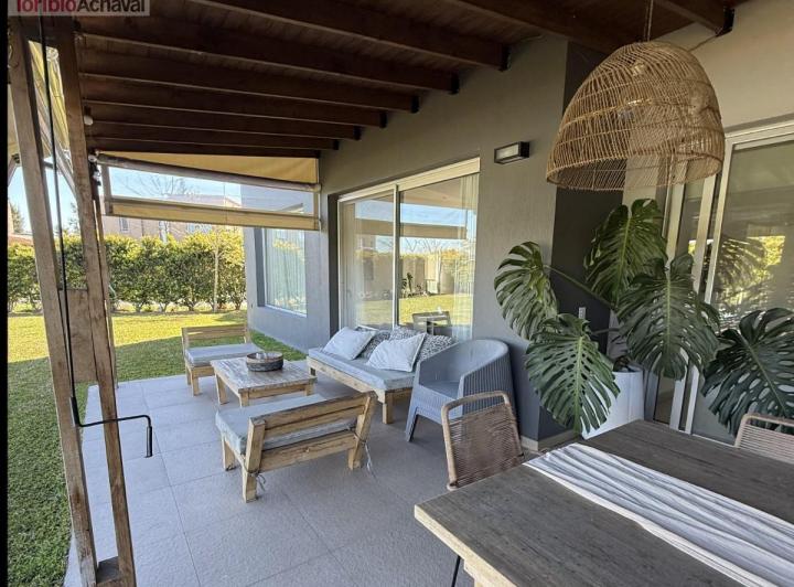 Casa · 853m² · 4 Ambientes · 4 Cocheras