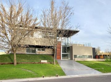 Casa · 227m² · 3 Dormitorios · 2 Cocheras · Casa de 4 Ambientes en Venta en La Reserva Cardales
