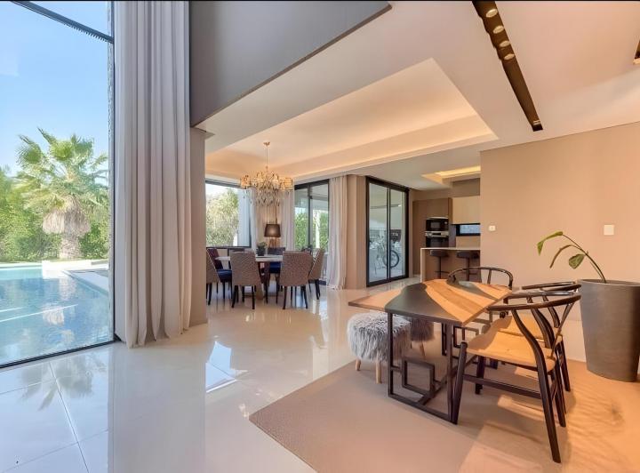 Casa · 230m² · 6 Ambientes · 2 Cocheras