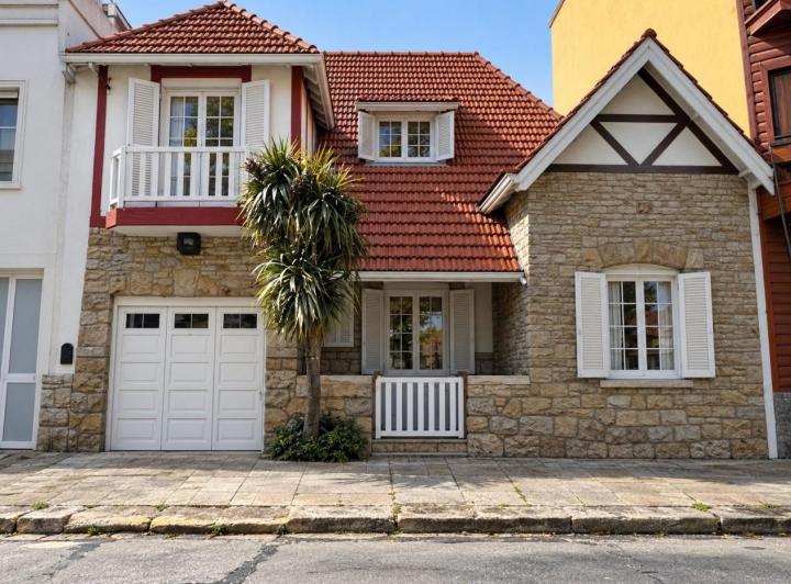 Casa · 180m² · 6 Ambientes · 1 Cochera