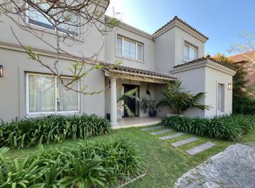 Casa · 186m² · 4 Ambientes · Alquiler Amoblada Anual