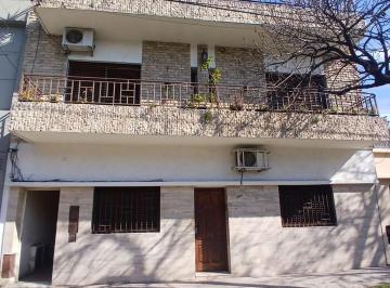 Casa · 75m² · 4 Ambientes · Casa de Pasillo a Reciclar en Barrio Azcuenaga.