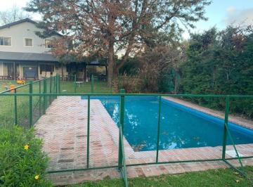 Casa · 247m² · 9 Ambientes · 4 Cocheras · Casa en Alquiler - 7 Dorm - Ubicada en Don Torcuato, Tigre