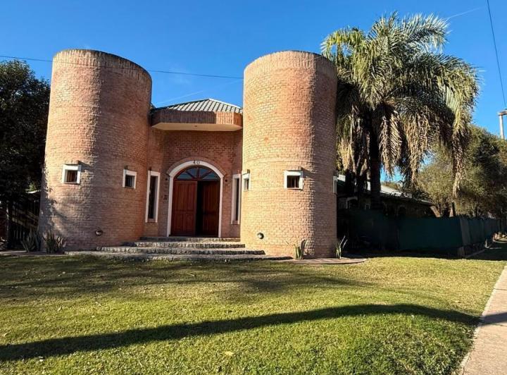 Casa · 300m² · 7 Ambientes · 2 Cocheras