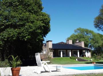 Casa · 484m² · 4 Ambientes · 2 Cocheras · Casa en Venta con Gran Parque de 2 Ha Forestadas. Lugar Exclusivo