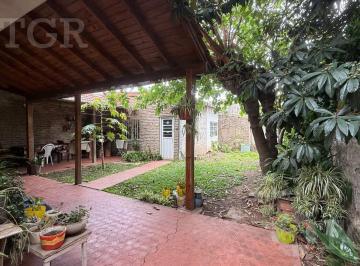 Casa · 177m² · 4 Ambientes · 1 Cochera · Casa con Patio, Cochera y Terraza en Caseros