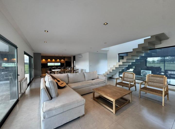 Casa · 220m² · 7 Ambientes · 4 Cocheras