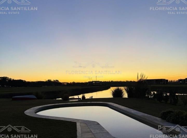 Casa · 328m² · 5 Ambientes · 1 Cochera