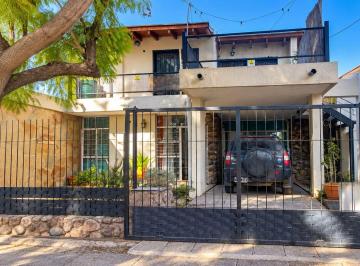 Casa · 130m² · 4 Ambientes · 1 Cochera · Alquiler de Casa Barrio Supe, Lautaro Godoy Cruz