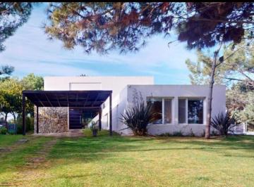 Casa · 286m² · 5 Ambientes · 4 Cocheras · Casa en Venta de 6 Ambientes en Costa Esmeralda.