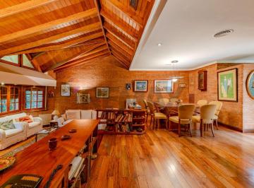 Casa · 294m² · 5 Ambientes · 1 Cochera · Oport. Casa Triplex con Jardín, Quncho y Parrilla
