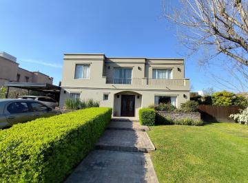 Casa · 700m² · 4 Ambientes · 4 Cocheras · Santa Barbara - Casa de 4 Amb. con Gran Jardín con Pileta
