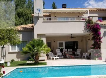 Casa · 278m² · 6 Ambientes · 2 Cocheras · Casa de 3 Dorm. con Pileta Climatizada en Barrio Sauces del Limay, Neuquén Capital