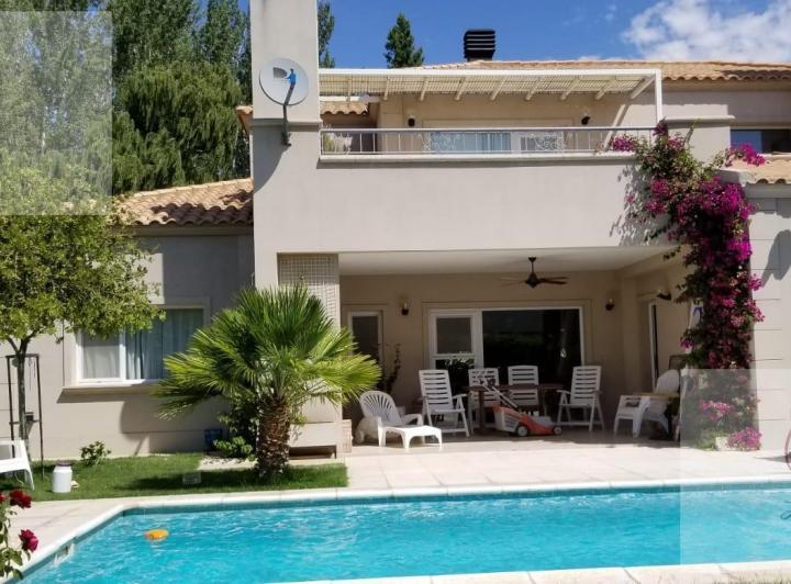 Casa · 278m² · 6 Ambientes · 2 Cocheras