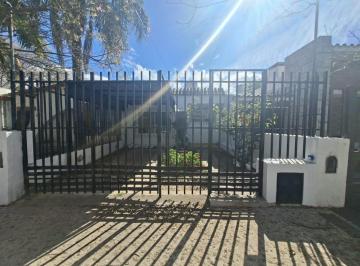 Casa · 75m² · 4 Ambientes · 1 Cochera · B° Rosedal: Alquilo Casa de 2 Dorm. con Cochera a m de La Ruta 20