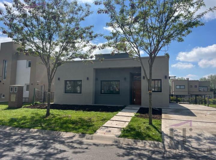 Casa · 143m² · 4 Ambientes · 2 Cocheras