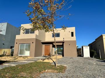 Casa · 200m² · 5 Ambientes · 4 Cocheras · Sg Casa Venta Barrio Sanra Lucía