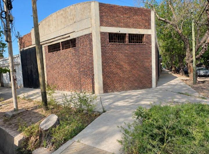 Bodega-Galpón · 170m² · 2 Ambientes · 8 Cocheras