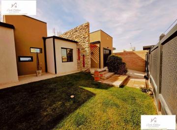Casa · 270m² · 4 Ambientes · 2 Cocheras · Casa de Categoría con Pileta Climatizada Cubierta | Rincón del Valle – Centenario