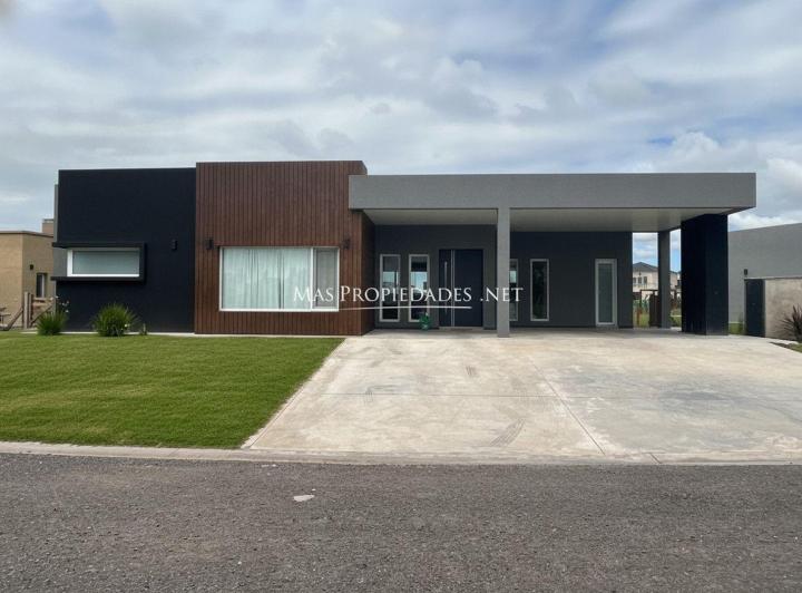 Casa · 214m² · 4 Ambientes · 2 Cocheras