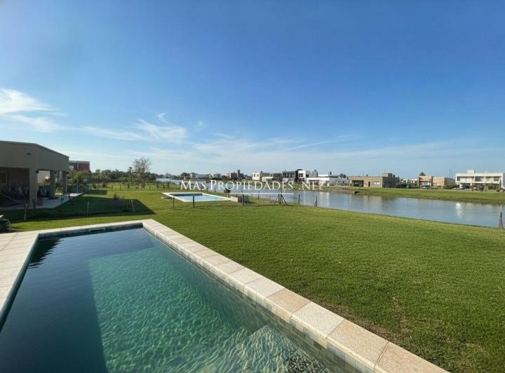 Casa · 214m² · 4 Ambientes · 2 Cocheras