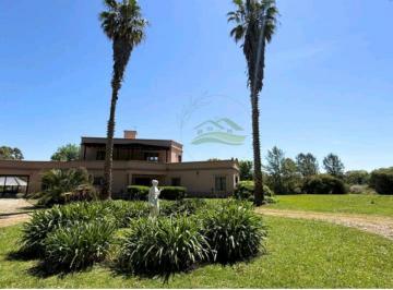 Casa · 450m² · 6 Ambientes · 4 Cocheras · Venta - Campos de Roca - Casa 450 m² 4 Dorm/ 15000 m² de Lote, Apto Crédito Permuta y Financiacion Co