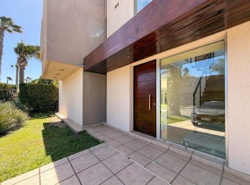 Casa · 180m² · 4 Ambientes · Casa en Miraflores (Funes Hills)
