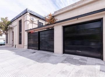 Excelente Casa 5 Ambientes con Gran Calidad Constructiva y Comodidad, Cochera Para 2 Autos - 1 · Excelente Casa 5 Ambientes con Gran Calidad Constructiva y Comodidad, Cochera Para 2 Autos