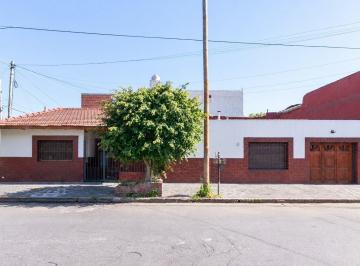 Excelente Casa 3 Ambientes con garage amplio, patio con parrilla, en 1 planta - 1 · Excelente Casa 3 Ambientes con Garage Amplio, Patio con Parrilla, en 1 Planta