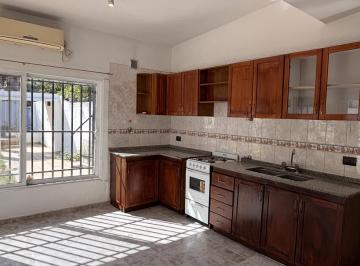 Casa de 4 ambientes, Rosario · Casa de 200 m² con 2 Dorm., con Jardín en Alquiler en Fisherton