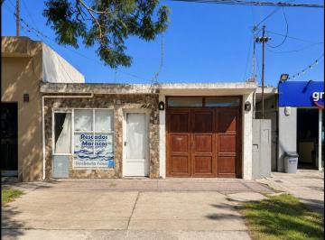 Local comercial · 126m² · 3 Ambientes · 1 Cochera · Casa en Centro de Funes con Local Comercial