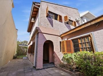 Casa · 160m² · 4 Ambientes · 1 Cochera · Casa en Lote Propio con Jardín, Parrilla y Cochera – Versalles