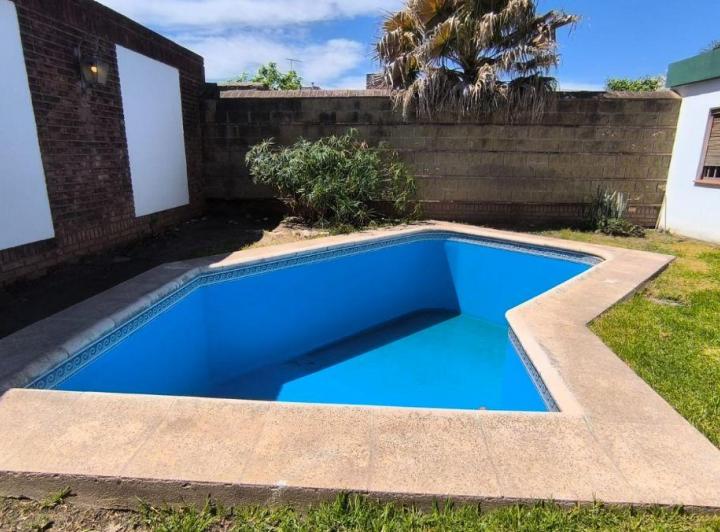 Casa · 256m² · 10 Ambientes · 2 Cocheras