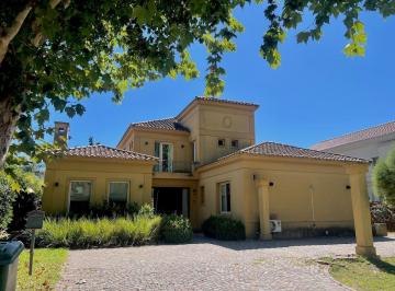 Casa · 293m² · 8 Ambientes · Una Casa Distinta en Venta en Ayres de Pilar