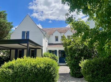 Casa · 305m² · 9 Ambientes · 1 Cochera · Una Casa Que Se Siente Hogar, en Venta en Ayres de Pilar