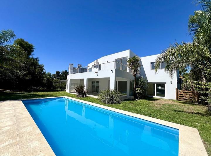 Casa · 325m² · 8 Ambientes · 1 Cochera