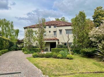 Casa · 304m² · 7 Ambientes · 1 Cochera · Excelente Casa en Venta en Ayres de Pilar