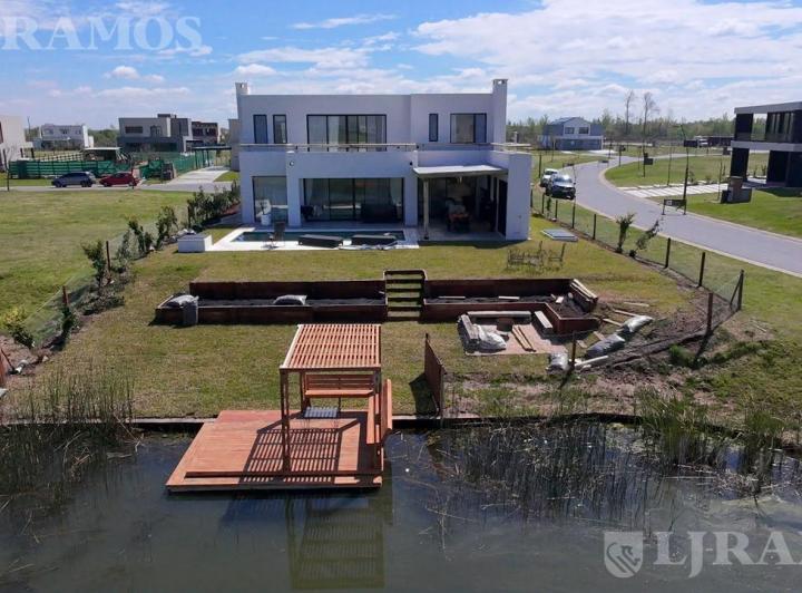 Casa · 281m² · 7 Ambientes
