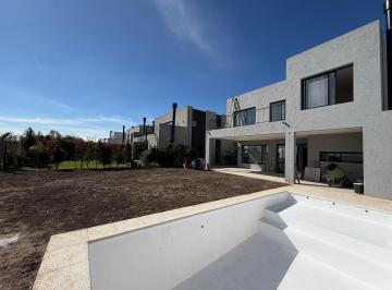 Casa · 212m² · 4 Ambientes · 1 Cochera · Casa en Venta en Vila Marina II, Villanueva, Tigre