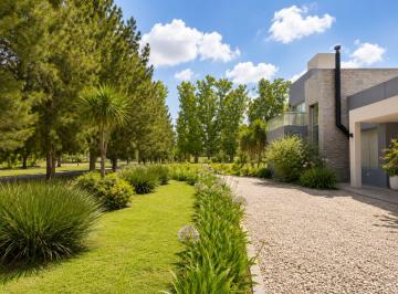 Casa · 270m² · 7 Ambientes · 1 Cochera · Casa en Venta Campos de Roca II Ruta 2