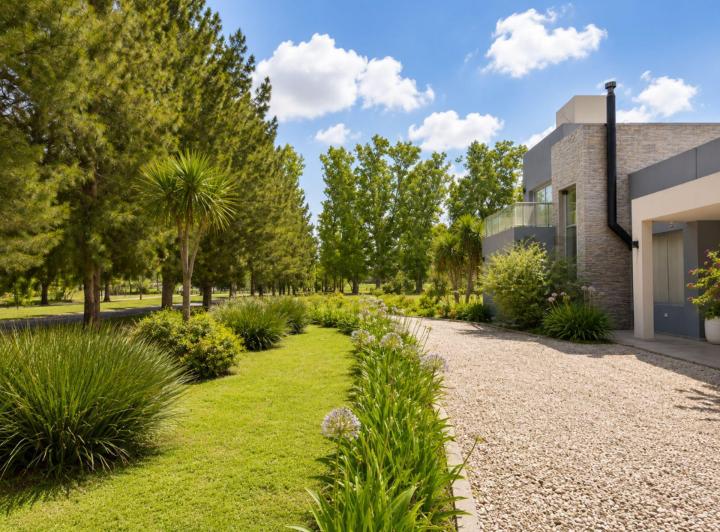 Casa · 270m² · 7 Ambientes · 1 Cochera