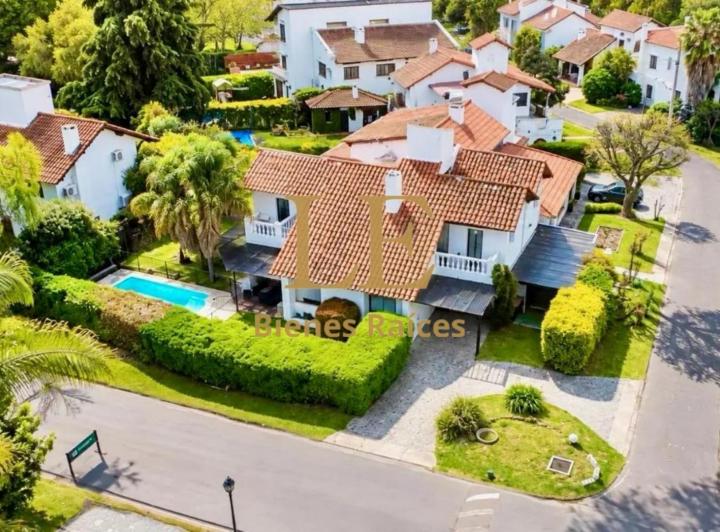 Casa · 230m² · 5 Ambientes · 4 Cocheras
