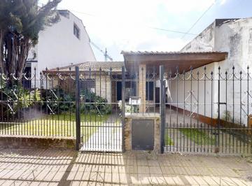Casa · 130m² · 4 Ambientes · 1 Cochera · Casa en Venta de 4 Ambientes en Martinez con Jardín y Cochera