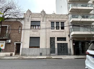 Casa · 212m² · 5 Ambientes · 1 Cochera · Casa en Venta, Rosario, 3 Dorm. Comodin C/jardín