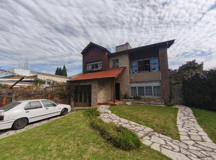 Casa · 300m² · 7 Ambientes · 3 Cocheras