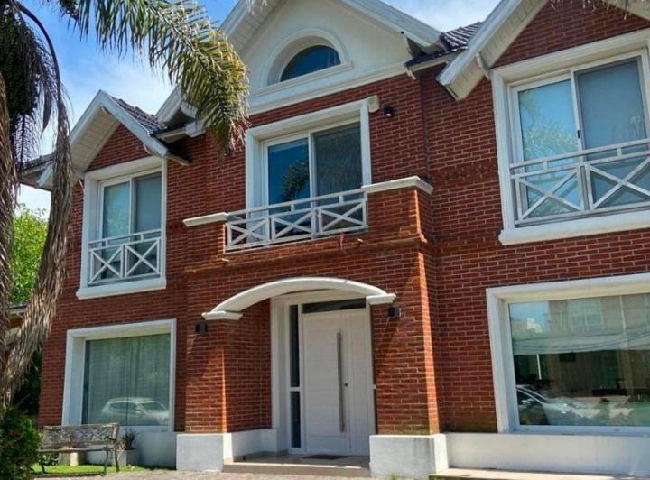 Casa · 240m² · 6 Ambientes · 2 Cocheras